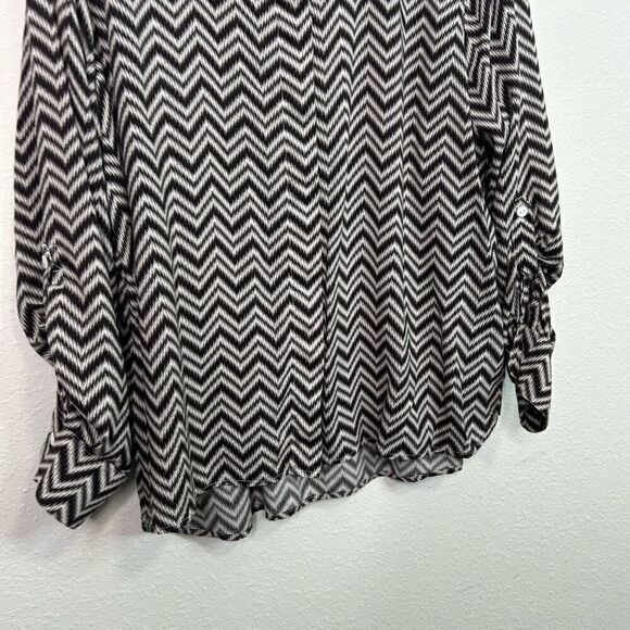 Foxcroft Brown Geometric Brown White Shaped Fit Rayon Hidden Button Top Size 18W - Picture 3 of 14